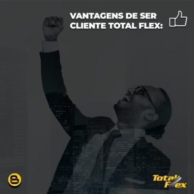 a imagem mostra um homem, de óculos, terno e barba, com o braço para cima e o punho cerrado, comemorando