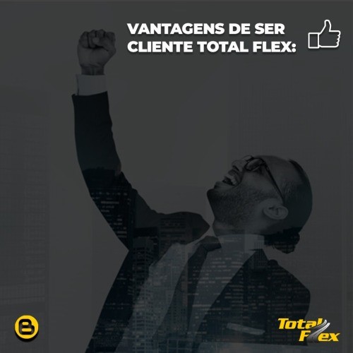 a imagem mostra um homem, de óculos, terno e barba, com o braço para cima e o punho cerrado, comemorando