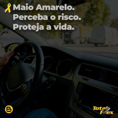 a imagem mostra um painel de carro com a mão de um motorista ao volante